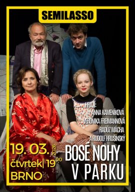 BOSÉ NOHY V PARKU